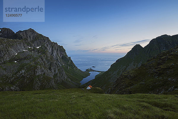 Blick in der Dämmerung auf ein Berglager über einem versteckten Tal  Moskenes??y  Lofoten  Norwegen