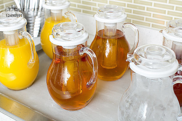 Mit Fruchtsaft gefüllte Gläser werden auf dem Küchentisch verstaut.
