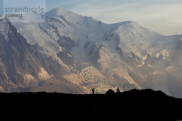 Silhouette der Camper und ihre Zelte vor Mont Blanc Range während des Sonnenuntergangs