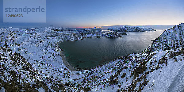Winterlicher Panoramablick über den Strand von Haukland von Mannen  Vestv?-g??y  Lofoten  Norwegen