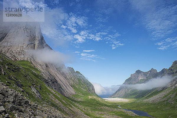 Sommerlicher Blick auf den Strand von Horseid  Moskenes??y  Lofoten  Norwegen