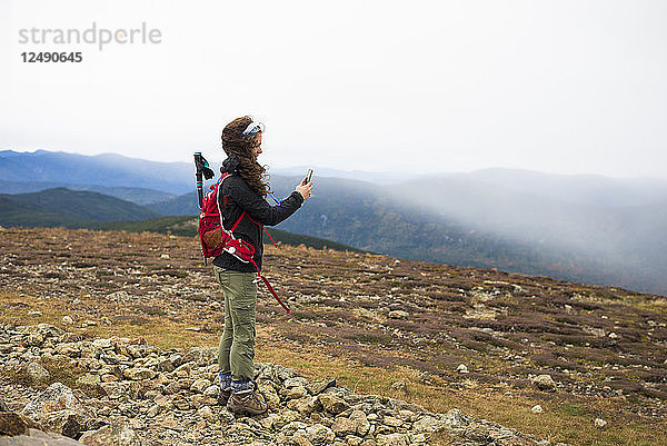 Frau macht Selfie beim Erkunden des Mount Eisenhower  White Mountain National Park  New Hampshire