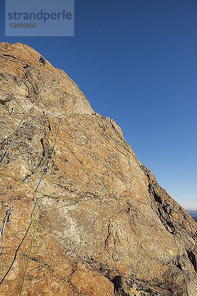 Bergsteigerin beim Klettern in der 2. Seillänge auf dem Reka-Gipfel  Vester?-len  Norwegen