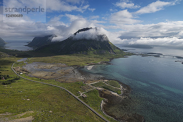 Die Fernstraße E10 schlängelt sich unterhalb des Berges Volandstind  Flakstad??y  Lofoten  Norwegen