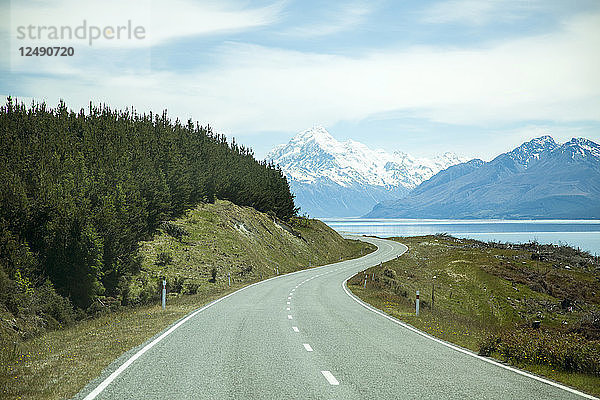 Der Weg zum Mount Cook National Park in Neuseeland