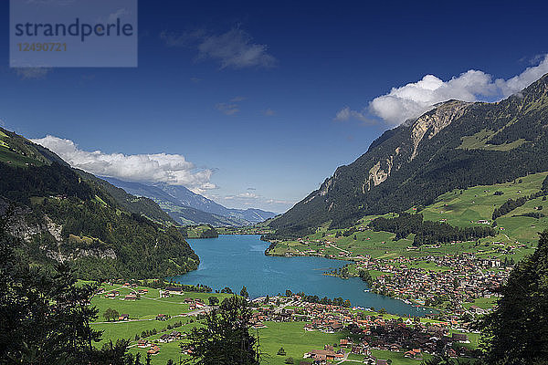 Landschaftliche Ansicht von Lungern und Lungerner See in der Zentralschweiz