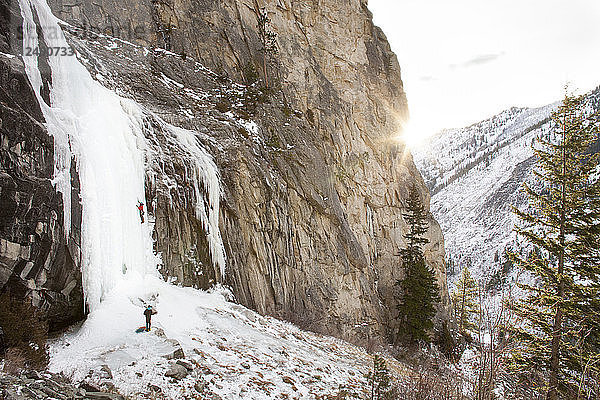 Ein Team von Eiskletterern klettert an den Blodgett Falls in den Bitterroot Mountains  Montana.