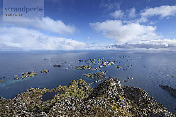 Blick über Henningsv?¶r vom Gipfel des Festv?-gtind  Austv?-g??y  Lofoten  Norwegen