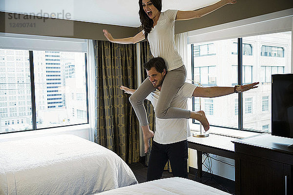 Ein junges süßes Paar macht Spaß in einem Dallas Hotelzimmer
