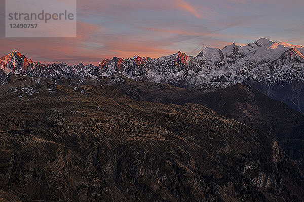 Panoramablick auf die Mont Blanc-Kette bei Sonnenuntergang