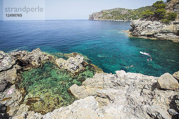 Blick auf den Strand an der Küste von Mallorca
