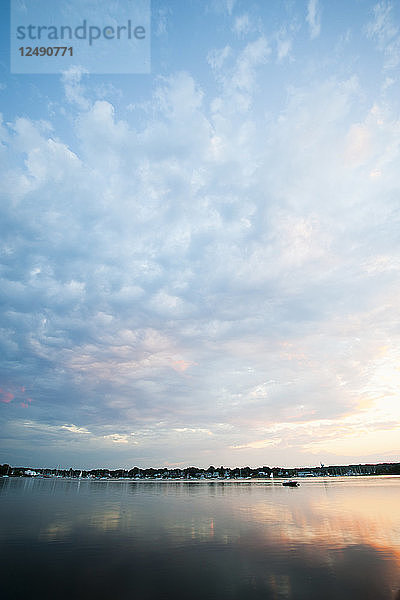 Sonnenuntergang über dem ruhigen Wickford Harbor