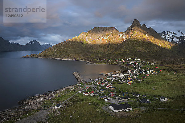 Sommerlicht über den Bergen oberhalb des Dorfes Mefjordv?¶r  Senja  Norwegen