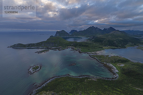 Blick über die Küstenberge von Vestv?-g??y vom Gipfel des Offers??ykammen  Lofoten  Norwegen
