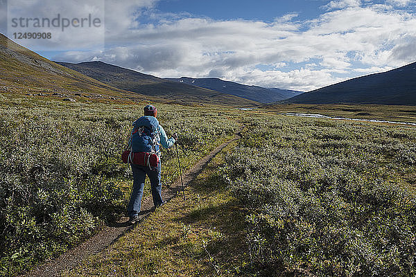 Wanderer auf dem Weg durch das Tj?§ktjavagge südlich der Singi-Hütte  Kungsleden-Weg  Lappland  Schweden