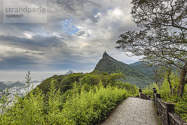 Blick auf den Berg Corcovado von Mirante Dona Marta  Tijuca Forest National Park  Rio De Janeiro  Brasilien