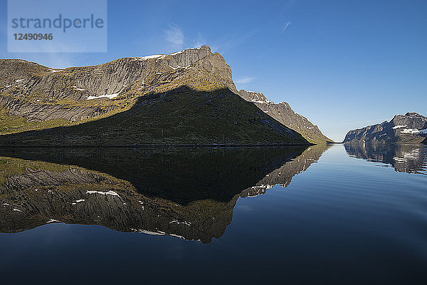 Bergspiegelung im Kjerkfjord  Moskenes??y  Lofoten  Norwegen