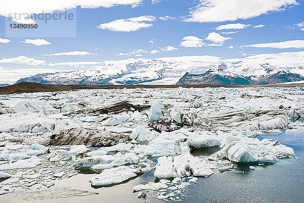 Jokulsarlon Lagune gefüllt mit Eisbergen in der Nähe von Gletschern in Island