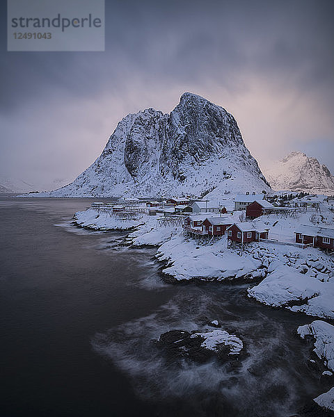 Rote Rorbu-Hütten auf den Lofoten  Norwegen