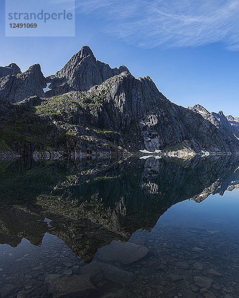 Die Bergspitzen des Trolltindan spiegeln sich im See Trollfjordvatnet  Trollfjord  Austv?-g??y  Lofoten  Norwegen