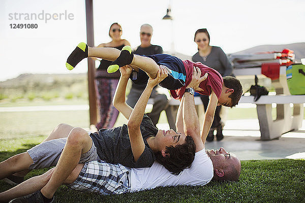 Eine hispanische Familie genießt die gemeinsame Zeit in einem Park in San Diego  Kalifornien.