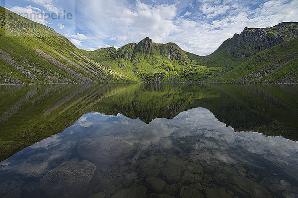 Bergspiegelung im See Utdalsvatnet  Unstad  Vestv?-g??y  Lofoten  Norwegen