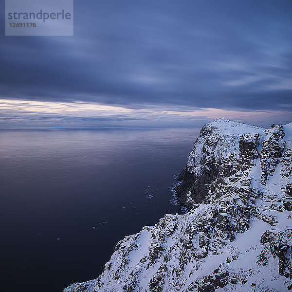 Winterblick über das Meer vom Gipfel des Ryten  Moskenesoya  Lofoten  Norwegen
