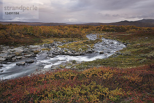 Fließender Fluss vor der Syter-Hütte  Wanderweg Kungsleden  Lappland  Schweden