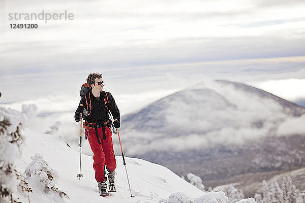 Ein Backcountry-Skifahrer fährt auf den Schneefeldern am Burnt Mountain  Maine  Ski.