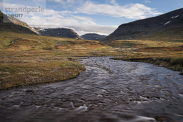 Der Fluss fließt durch das malerische Syterskalet-Gebirgstal in der Nähe der Viterskals-Hütte  Kungsleden-Weg  Lappland  Schweden