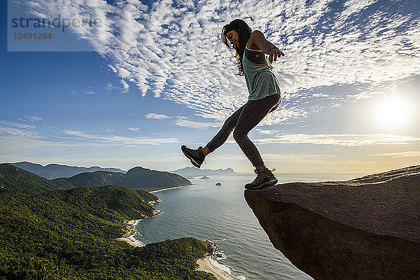 Frau am Rande eines Berges in Pedra do Tel?©grafo  Rio de Janeiro  Brasilien