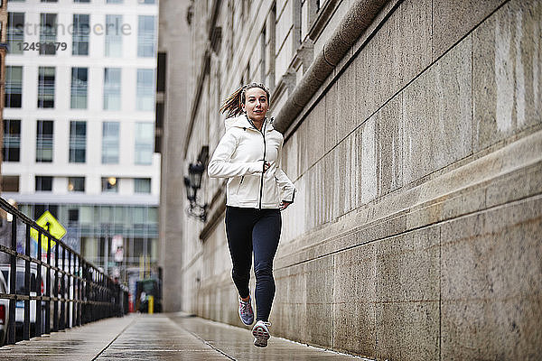 Eine Läuferin läuft durch die Straßen von Boston