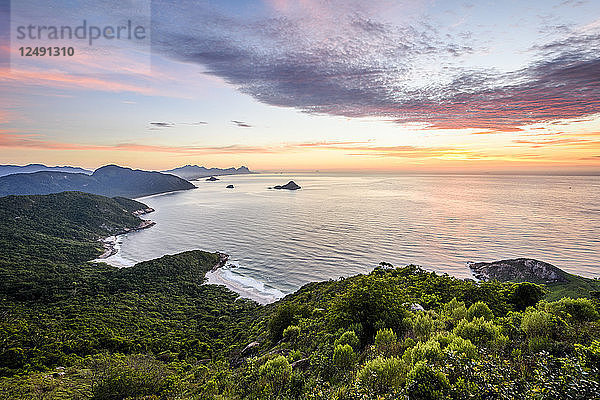 Ein idyllischer Blick bei Sonnenaufgang vom Pedra do Telegrafo in Barra de Guaratiba  Rio de Janeiro  Brasilien