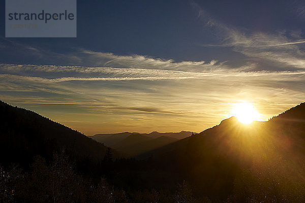 Blick auf einen bergigen Sonnenuntergang vom Mount Hood  Oregon