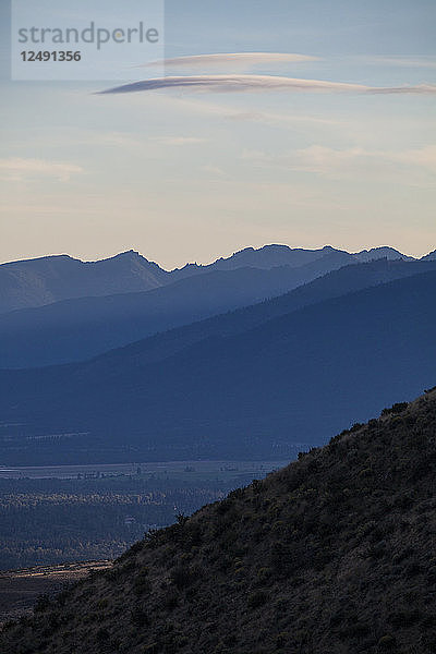 Das späte Abendlicht scheint durch den rauchigen Dunst über der Selway-Bitterroot Wilderness ins Bitterroot Valley  Montana