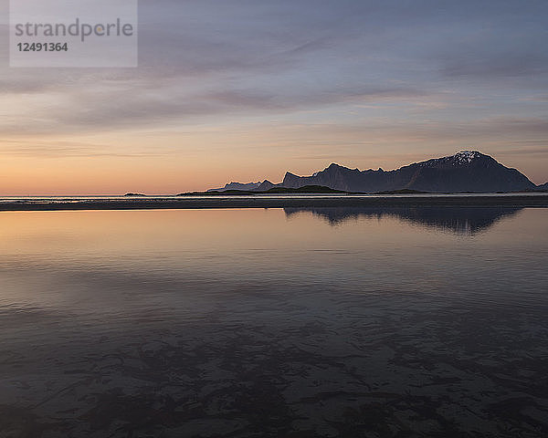 Mitternachtssonne  Bergspiegelung am Strand von Ytresand  Moskenes??y  Lofoten  Norwegen