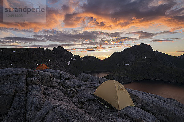 Zelte auf felsigem Gelände in der Nähe des Gipfels des Moldtind  Moskenes??y  Lofoten  Norwegen