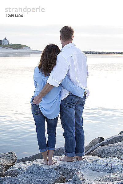 Ein Paar wird an einem Strand in Cape Cod fotografiert.