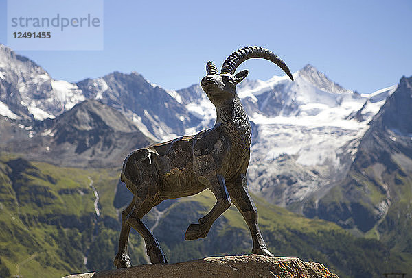 Statue einer Bergziege oberhalb des Dorfes Zinal