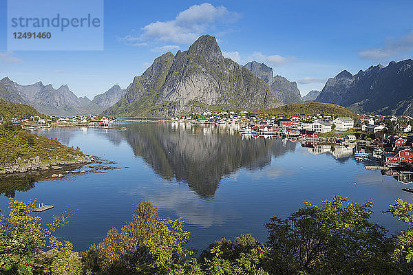 Spiegelung des Olstind-Gipfels im Hafen von Reine  Moskenes??y  Lofoten-Inseln  Norwegen