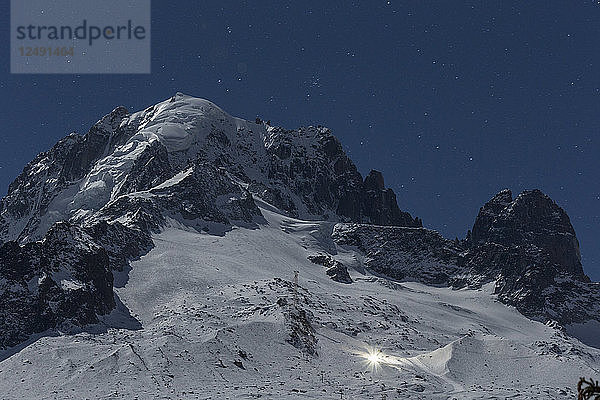 Sternenspuren über dem berühmten Skigebiet Grands-Montets in Chamonix
