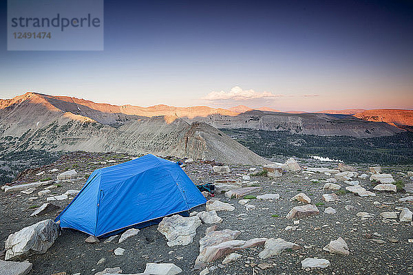 Ein Zelt wird hoch über der Uinta Wilderness in Utah aufgeschlagen.