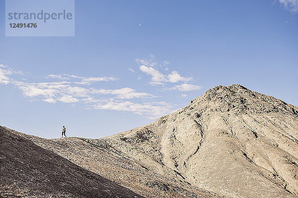 Ein Wanderer steigt einen Gipfel am Desolation Canyon Trail  Death Valley National Park  Kalifornien  hinab
