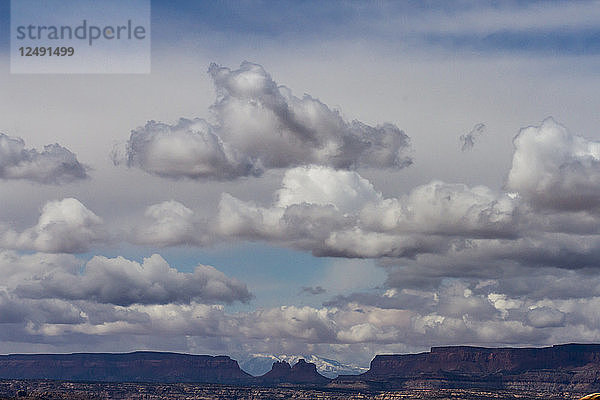 Eine Landschaftsansicht des Canyonlands National Park in der Nähe von Moab  Utah.