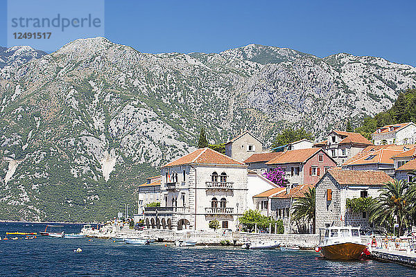 Historische Stadt Perast  die Bucht von Kotor in Montenegro