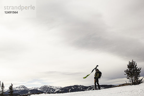 Ein Mann nimmt die Felle von seinen Skiern im Hinterland von Montana ab.