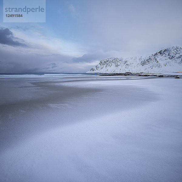 Schneebedeckter Strand Skagsanden in Flakstad  Lofoten  Norwegen