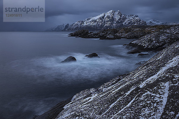 Dunkler Himmel über der Küste am Mittag während der M??rketid - Polarnacht im Dezember  Nesland  Lofoten  Norwegen