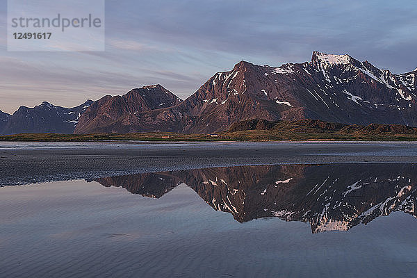 Mitternachtssonne  Bergspiegelung am Strand von Ytresand  Moskenes??y  Lofoten  Norwegen