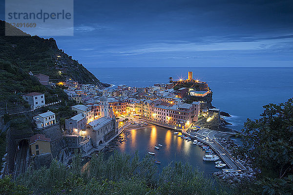 Vernazza in den italienischen Cinque Terre schimmert in der Abenddämmerung.